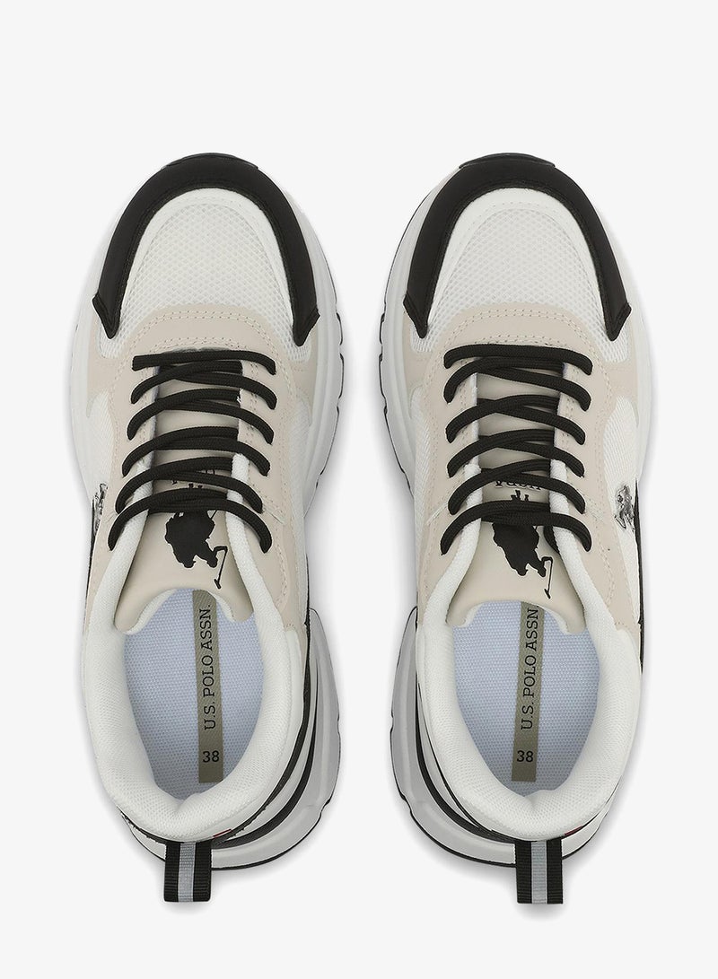 يو اس بولو اسن أحذية رياضية نسائية باللونين الأبيض والأسود بتصميم جريء ومتين بنعل قوي للاستخدام الخارجي - Image 5